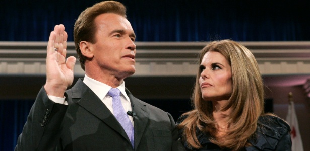 Acompanhado de Maria Shriver, Arnold Schwarzenegger faz juramento ao ser empossado para um segundo mandato no Memorial Auditorium, em Sacramento (5/1/2007)