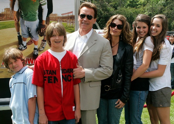 Arnold Schwarzenegger e Maria Shriver (ao centro) e os filhos (da esquerda para a direita): Christopher, Patrick, Katherine e Christina, na première de "Os Esquenta-Banco" em Los Angeles (2/4/2006)