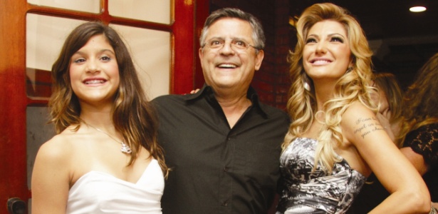 O diretor Marcos Paulo entre a filha Giulia e a namorada Antônia Fontenelle (maio/2011)