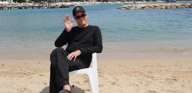 O ator Peter Fonda posa para foto sentado em cadeira na praia, em Cannes (18/5/2011) - Michael Buckner/Getty Images