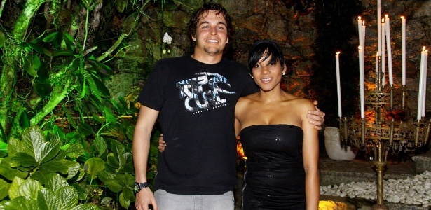 Felipe Dylon e a namorada, a atriz Aparecida Petrowky, na festa de aniversário de Bruno Chateaubriand (21/5/2011)