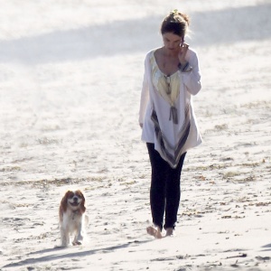 Maria Shriver, ex-mulher de Arnold Schwarzenegger, passeia pela praia junto ao seu cachorro, em Malibu, na Califórnia 