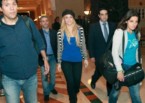 Shakira chega ao Lbano acompanhada de sua equipe (25/5/2011)