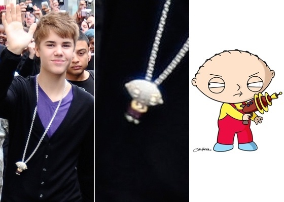 Justin Bieber acena para fotógrafos em rua de Paris (29/3/2011). O cantor usa um colar de rubis e diamantes com o personagem Stewie do desenho "Family Guy", e que custou US$ 25 mil, segundo o TMZ