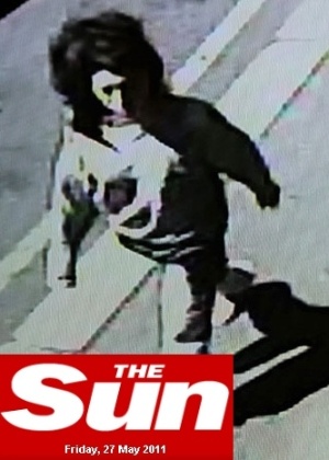 Tabloide "The Sun" publica foto de Amy Winehouse, filmada por câmera de segurança, indo para loja de bebidas, em Londres (27/5/2011)