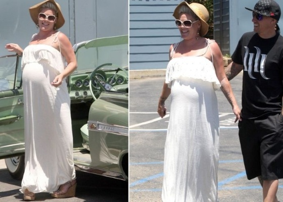 Cantora Pink chega a restaurante na Califórnia ao lado do marido, Carey Hart (28/5/11)