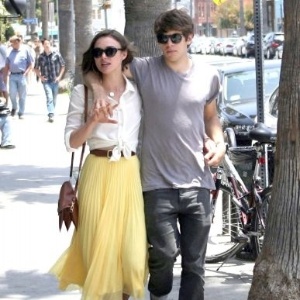 Keira Knightley caminha ao lado do namorado, James Righton, pelas ruas de Venice, na Califórnia (28/5/11)