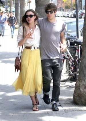Keira Knightley caminha ao lado do namorado, James Righton, pelas ruas de Venice, na Califórnia (28/5/11)