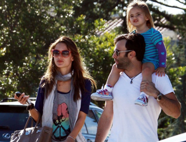 A modelo Alessandra Ambrosio passeia com o marido Jamie Mazur e a filha Anja na Califórnia (31/5/11)
