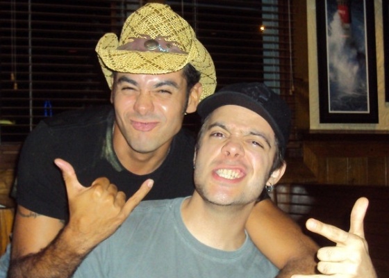 Max Porto posta em seu Twitter uma foto com o amigo André Cowboy (1/6/11)