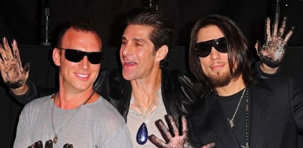 Músicos da da banda Jane"s Addiction registram suas marcas no museu no RockWalk Guitar Center em Hollywood (1/6/11) - AFP