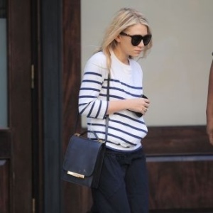 Ashley Olsen é fotografada ao deixar hotel em Nova York (3/6/11)