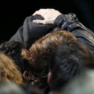 Robert Pattinson beija na boca seu colega da saga "Crepúsculo", Talylor Lautner, durante o MTV Movie Awards - AP