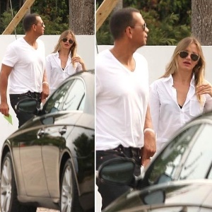 A atriz Cameron Diaz e o jogador Alex Rodriguez são vistos caminhando juntos em Miami, na Flórida (06/06/2011)