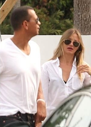 A atriz Cameron Diaz e o jogador Alex Rodriguez são vistos caminhando juntos em Miami, na Flórida (06/06/2011)