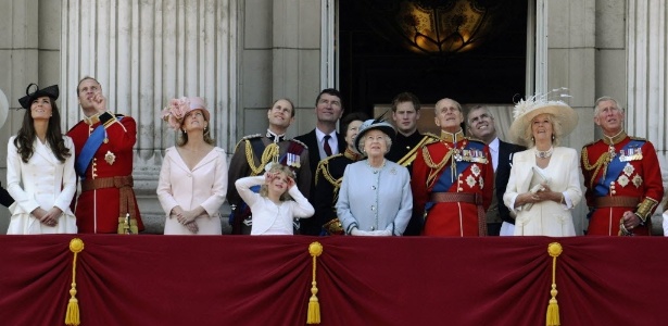 A Rainha Elizabeth (centro) rodeada da família real britânica comemora seu aniversário no palácio de Buckingham (11/6/2011)