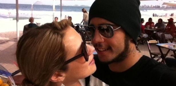 Luana Piovani publica no Twitter foto ao lado do namorado, Pedro Scooby (12/6/11)