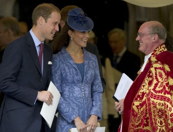 Príncipe William e Kate conversam com o Decano de Windsor após culto em comemoração aos 90 anos do príncipe Philip (12/6/11)