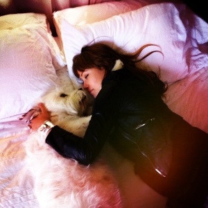 A atriz Olivia Wilde e Paco, seu cachorro
