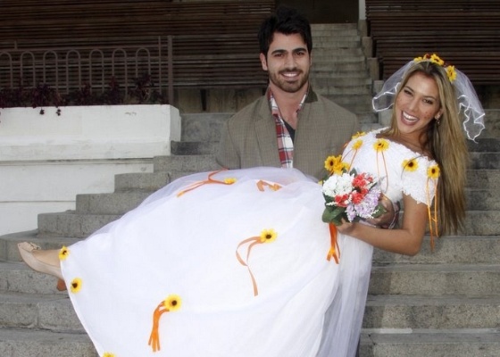 Rodrigão e Adriana se vestem de noivos para festa junina (13/6/11)