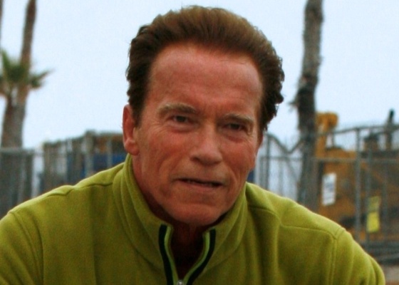 Sozinho, Arnold Schwarzenegger passeia de bicicleta na Califórnia (14/6/11) - Brainpix