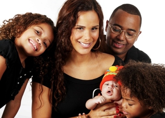 Dudu Nobre posa com a mulher, Priscila, e os três filhos (junho/2011)