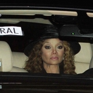 No carro, a cantora La Toya Jackson chega ao funeral do irmão Michael Jackson, em Los Angeles, em 3/9/09
