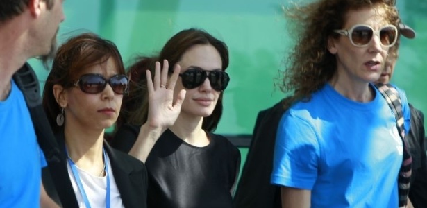 Angelina Jolie chega no aeroporto de Hatay, ao norte da Turquia. A embaixadora da boa vontade da Agncia da ONU para Refugiados (Acnur) visita refugiados srios na regio fronteiria turca de Yayladagi (17/6/11)