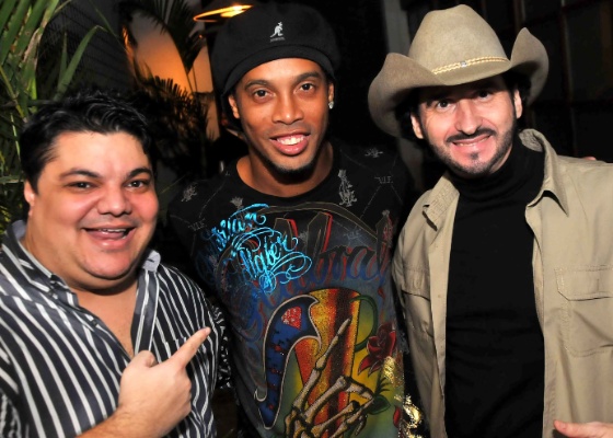 Ronaldinho Gaúcho entre a dupla sertaneja Bento e Mariano, no Rio de Janeiro (19/6/11)