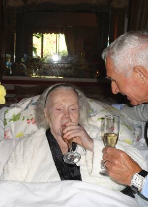 Zsa Zsa Gabor toma um champanhe após brindar o aniversário de 68 anos do marido, Prince Frederic Prinz Von Anhalt, na casa dela em Bel Air (18/6/2011)