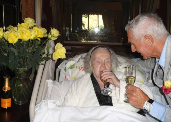 Zsa Zsa Gabor toma um champanhe após brindar o aniversário de 68 anos do marido, Prince Frederic Prinz Von Anhalt, na casa dela em Bel Air (18/6/2011)