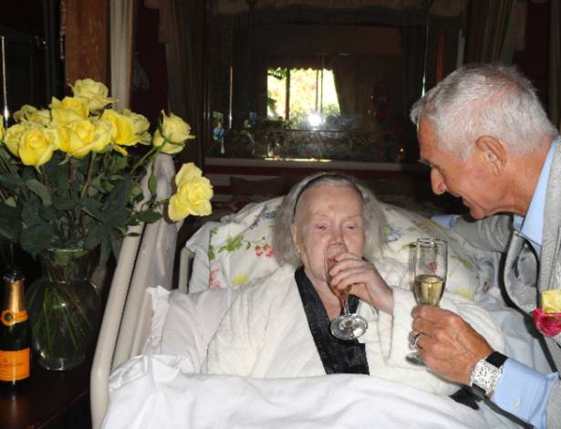 Zsa Zsa Gabor toma um champanhe após brindar o aniversário de 68 anos do marido, Prince Frederic Prinz Von Anhalt, na casa dela em Bel Air (18/6/2011)