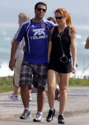 Ao lado do marido, Felipe Correa, Babi Xavier caminha na Barra da Tijuca, na zona oeste carioca (4/6/2011)