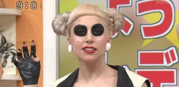 A cantora Lady Gaga vestida de panda em programa de TV no Japão (30/06/2011)