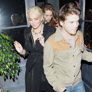 Lindsay Lohan deixa a festa de um amigo em Hollywood, ao lado do ator Emile Hirsch (29/6/11)
