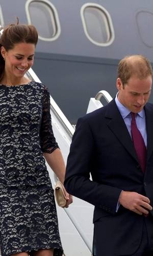 O príncipe William chega a Ottawa, no Canadá, acompanhado por sua mulher, a duquesa Kate. Esta é a primeira viagem oficial do casal ao exterior (30/6/11)