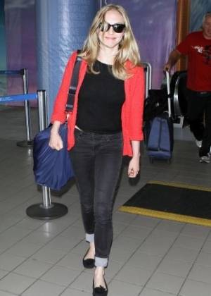 Atriz Amanda Seyfried é fotografada ao chegar a aeroporto da Califórnia (1/7/11) - Brainpix