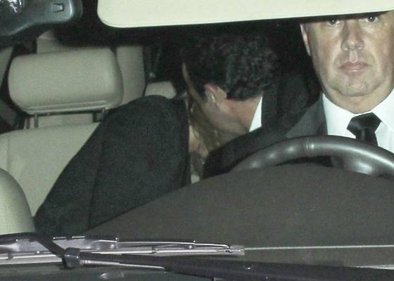 Jennifer Aniston e Justin Theroux escondem o rosto na saída do Chateau Marmont, em West Hollywood, segundo a Grosby Group (4/7/2011)