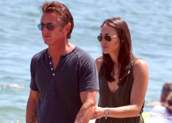 Sean Penn e nova namorada passeiam em praia de Malibu (4/7/2011)