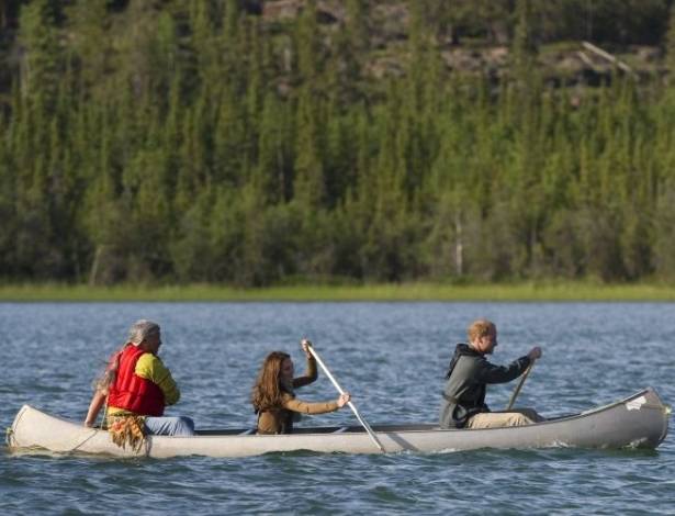 Kate e William remam canoa com o chefe indígena da região noroeste do Canadá Francois Paulette, no lago Blatchford (5/7/11). Depois do Canadá, o casal segue para os Estados Unidos 