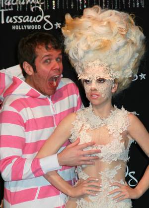 Blogueiro Perez Hilton faz graça com a figura de cera da cantora Lady Gaga no museu Madame Tussauds, em Hollywood