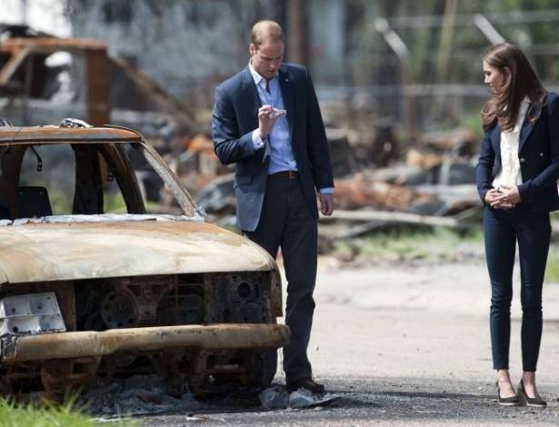 Príncipe William e Kate Middleton visitam área devastada no Canadá (6/7/11)