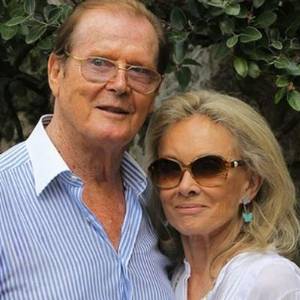 Roger Moore e sua atual mulher, Kristina Tholstrup 