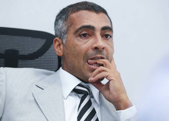 Romrio participa de entrevista da Folha sobre obras nos estdios (16/6/2011)