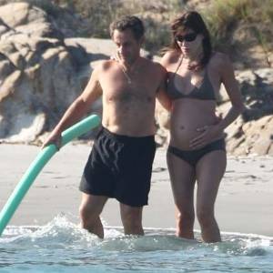 Carla Bruni e Nicolas Sarkozy se refrescam no mar Mediterrâneo (9/7/11)