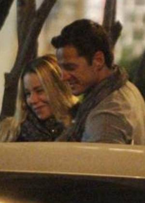 Danielle Winits e Carlos Machado são fotografados saindo juntos de restaurante no Rio de Janeiro (10/7/2011)