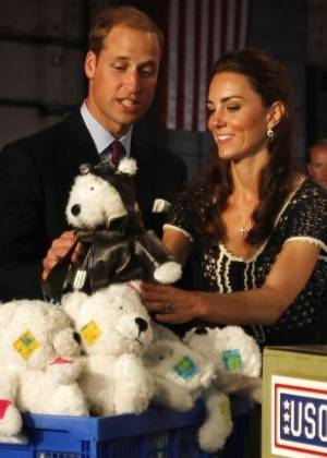 Príncipe William e Kate Middleton brincam com ursos de pelúcia, durante visita aos EUA (10/7/11)