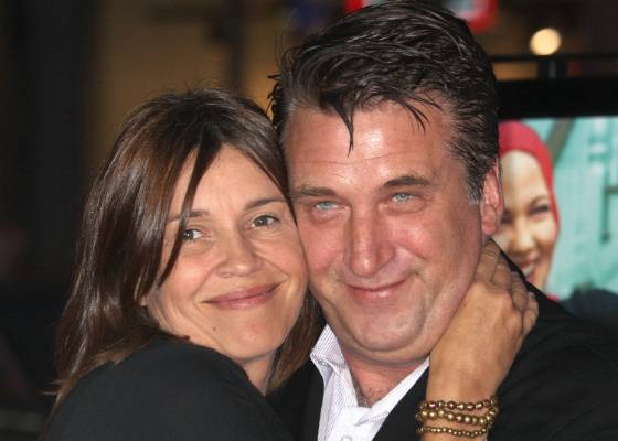 O ator Daniel Baldwin e Joanne Smith-Baldwin se abraçam no tapete vermelho da première de "Grey Gardens" em Hollywood (16/4/2009)