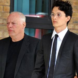 Charlie Gilmour (centro) chega ao tribunal de Kingston Crown, em Londres, com seu pai, o músico do Pink Floyd David Gilmour e sua mãe, Polly Sampson (14/7/11)