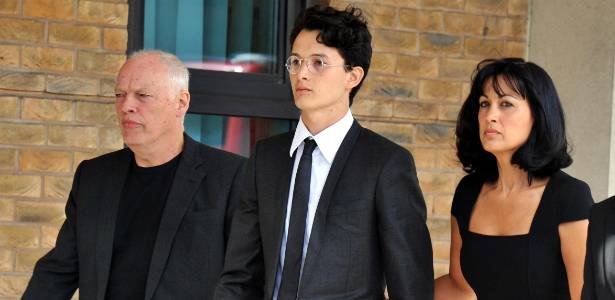 Charlie Gilmour (centro) chega ao tribunal de Kingston Crown, em Londres, com seu pai, o msico do Pink Floyd David Gilmour e sua me, Polly Sampson (14/7/11)